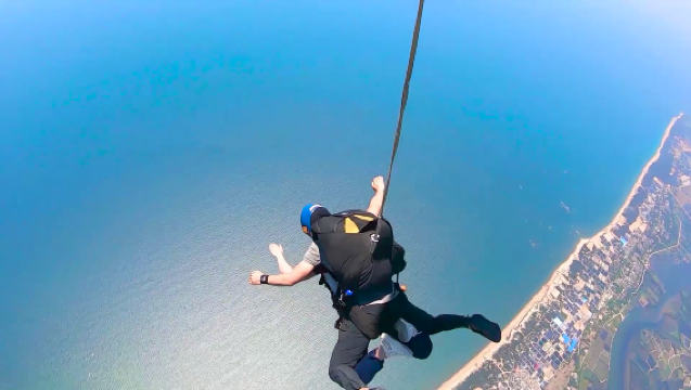 Pengalaman terjun udara berpasangan 4000 meter dengan pemandangan laut di Pangkalan Terjun Udara Qingdao, Shandong