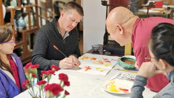 Outside the red walls, between brushes and ink, experience the traditional culture of old Beijing and paint fans next to the Forbidden City