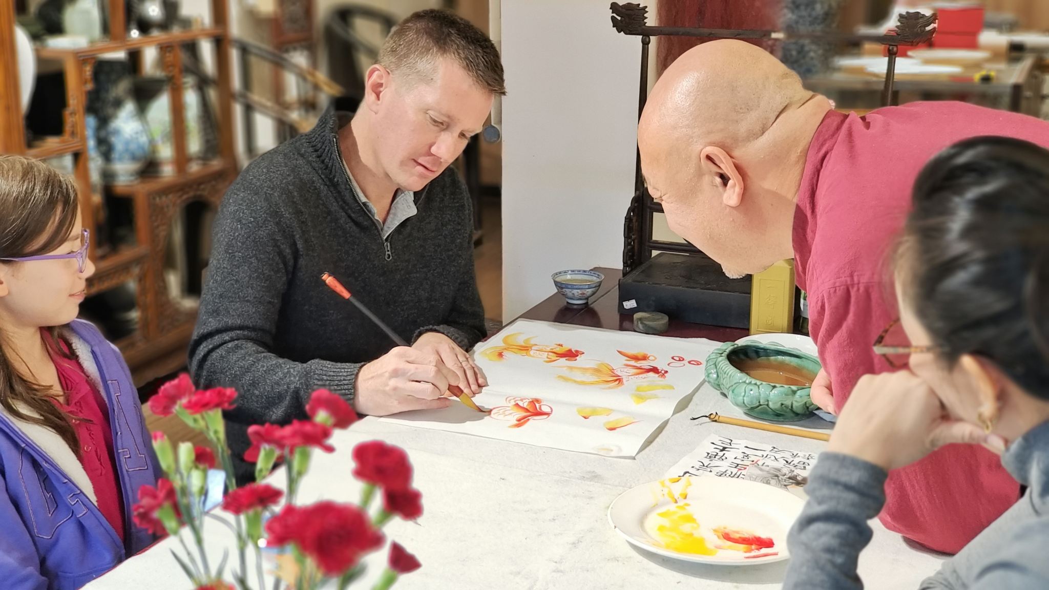 Outside the red walls, between brushes and ink, experience the traditional culture of old Beijing and paint fans next to the Forbidden City
