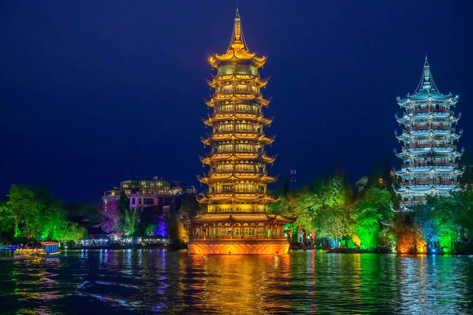 Guilin + Solitary Beauty Peak Prince City Scenic Area + Reed Flute Cave + Two Rivers and Four Lakes Night Tour (City Transfers/English-Speaking Driver Guide)