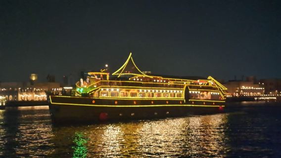 Abendliche Dhow-Kreuzfahrt auf dem Dubai Water Canal mit Blick auf den Burj Khalifa
