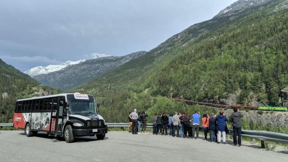 Skagway: Klondike Highway & Yukon Bus Tour with Husky Kennel