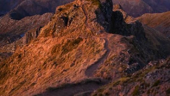 Svolvær: Guided Hike with Snacks