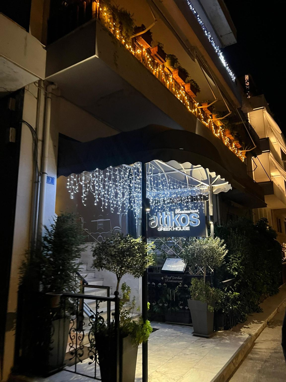 servicio de reservas en restaurantes populares Orizontes Lycabettus en Atenas, Grecia