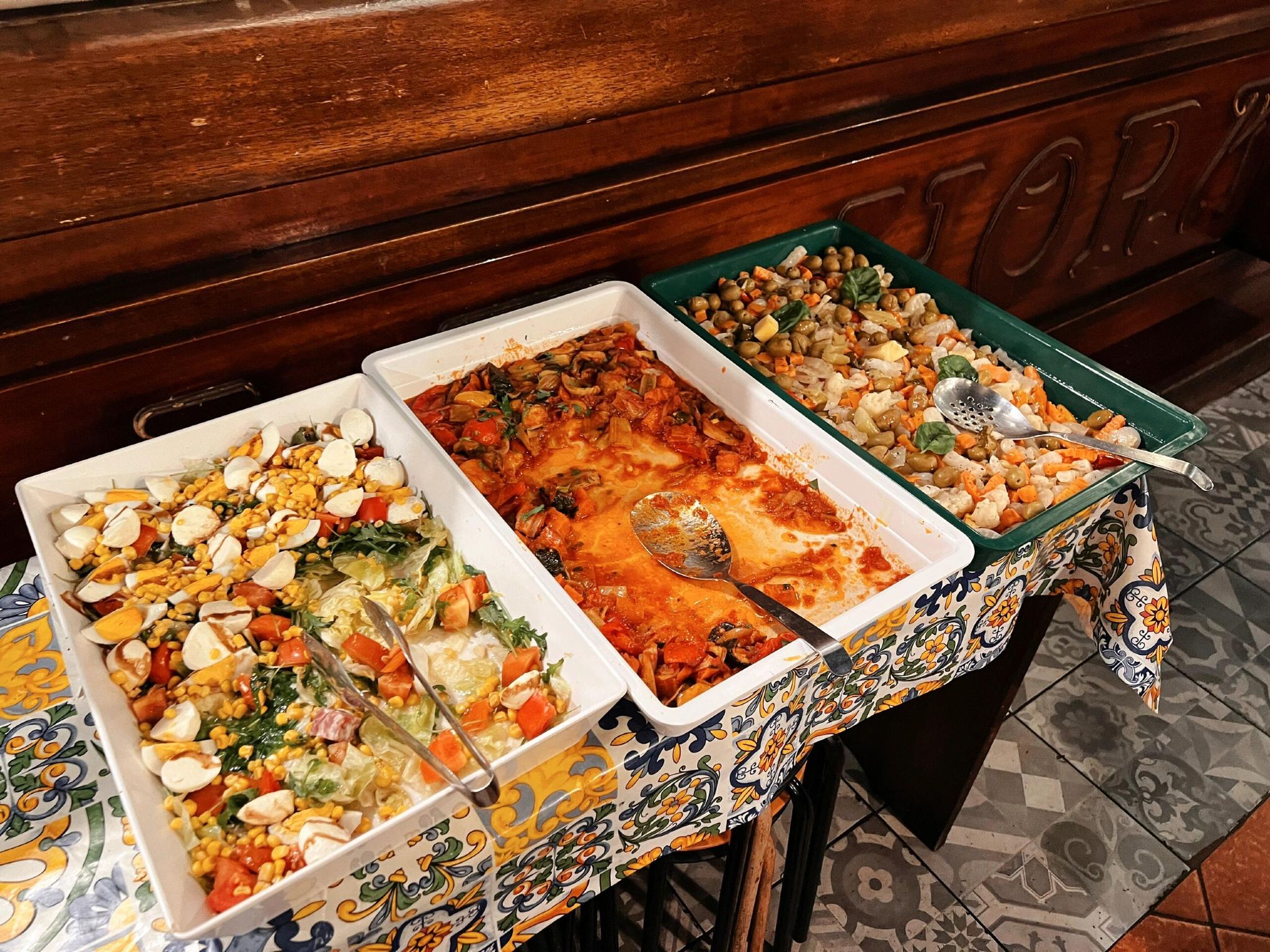 Layanan reservasi restoran populer La Hora Feliz di Milan, Italia