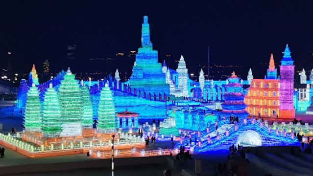 Experience the local life at Harbin Hongzhuan Morning Market + China Harbin Ice And Snow World 1-day tour