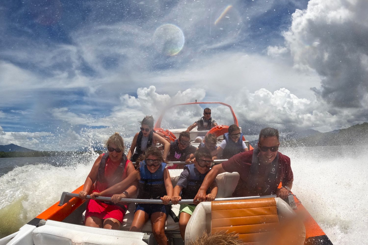 Giro in motoscafo a Cairns con Bad Fishy [fascia oraria opzionale]