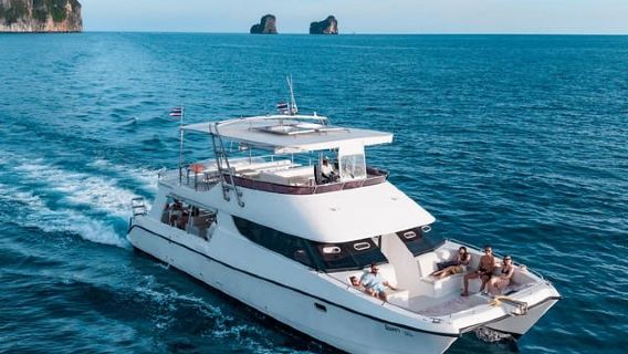 Phuket: Phi Phi, Maya, and Maiton by Luxury Yacht with Lunch
