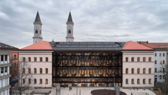 จัตุรัสมาเรียนพลาตซ์+พระราชวังเรสซิเดนซ์ มิวนิก+ซีเกสทอร์+มหาวิทยาลัยลูทวิช-มัคซีมีลีอานแห่งมิวนิก+โบสถ์แม่พระ