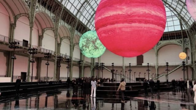 巴黎出發，蒙馬特高地文藝漫步+塞納河遊船+聖母院一日遊