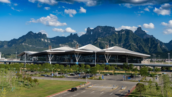 Afhentning fra Zhangjiajie lufthavn + billet til Nationale Skovpark + engelsksproget ruteguide