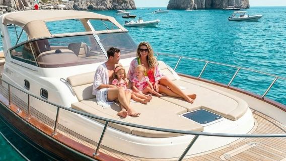 Capri: Geführte Yacht-Tour + Brunch + Getränke + Besuch der Blauen Grotte