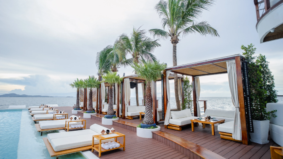Sina Beach CLUB, il club bar galleggiante a Pattaya, Thailandia