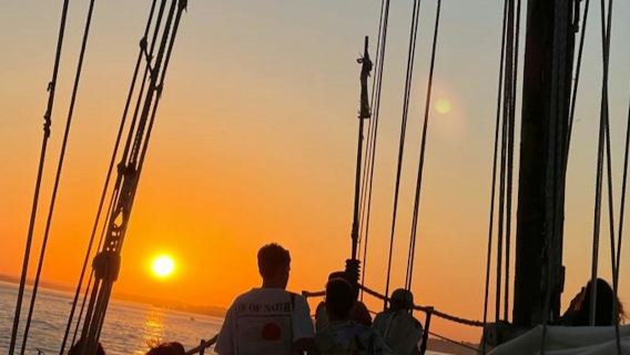 Benagil: Passeio de Barco Pirata ao Pôr do Sol pelas Grutas