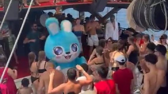 Alanya Sunset Boat Tour – Foam Party, Music & Swimming Break
