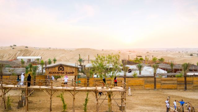 Camp Al Khayma : Safari Deluxe dans les Dunes Rouges de Dubaï avec Dîner Buffet Arabe, Transfert et Spectacle