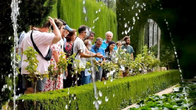 Альгамбра и Насридские дворцы: экскурсия с гидом + Единый билет по городу City Pass.