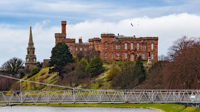 Full-Day Private Tour to Urquhart Castle Loch Ness and Inverness