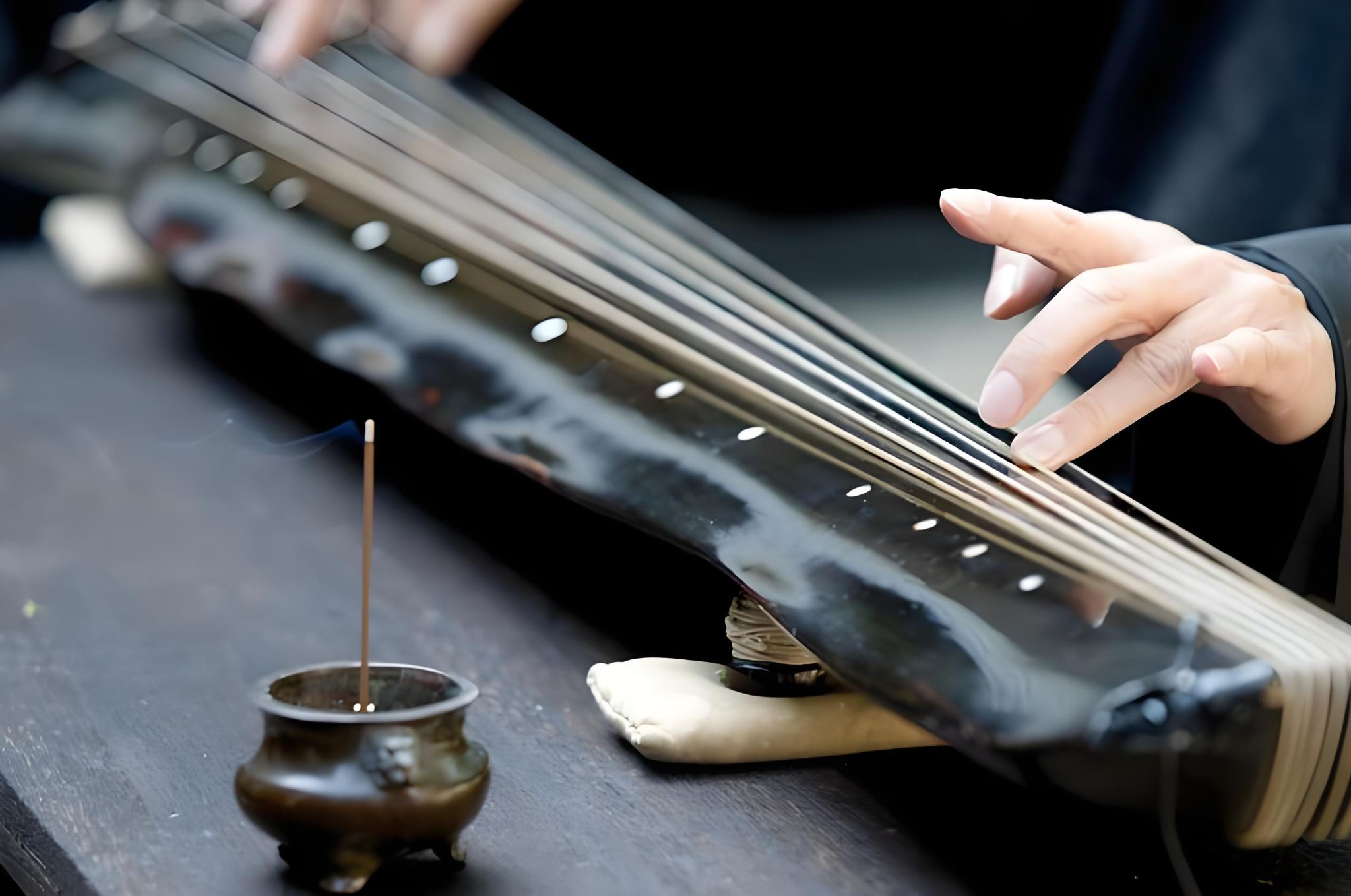 Tour di mezza giornata a Chengdu a Guqin: goditi un'esperienza di degustazione di Guqin e tè, scopri l'eleganza millenaria del Guqin della scuola Shu