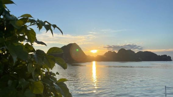 Hà Nội: Du thuyền giá rẻ tham quan Vịnh Hạ Long kèm bữa trưa địa phương