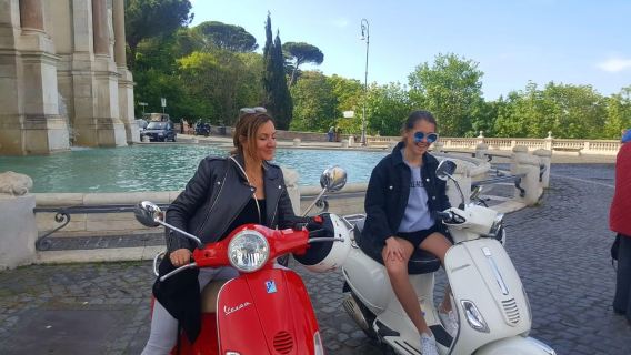 Rome : visite d'une demi-journée en Vespa avec chauffeur
