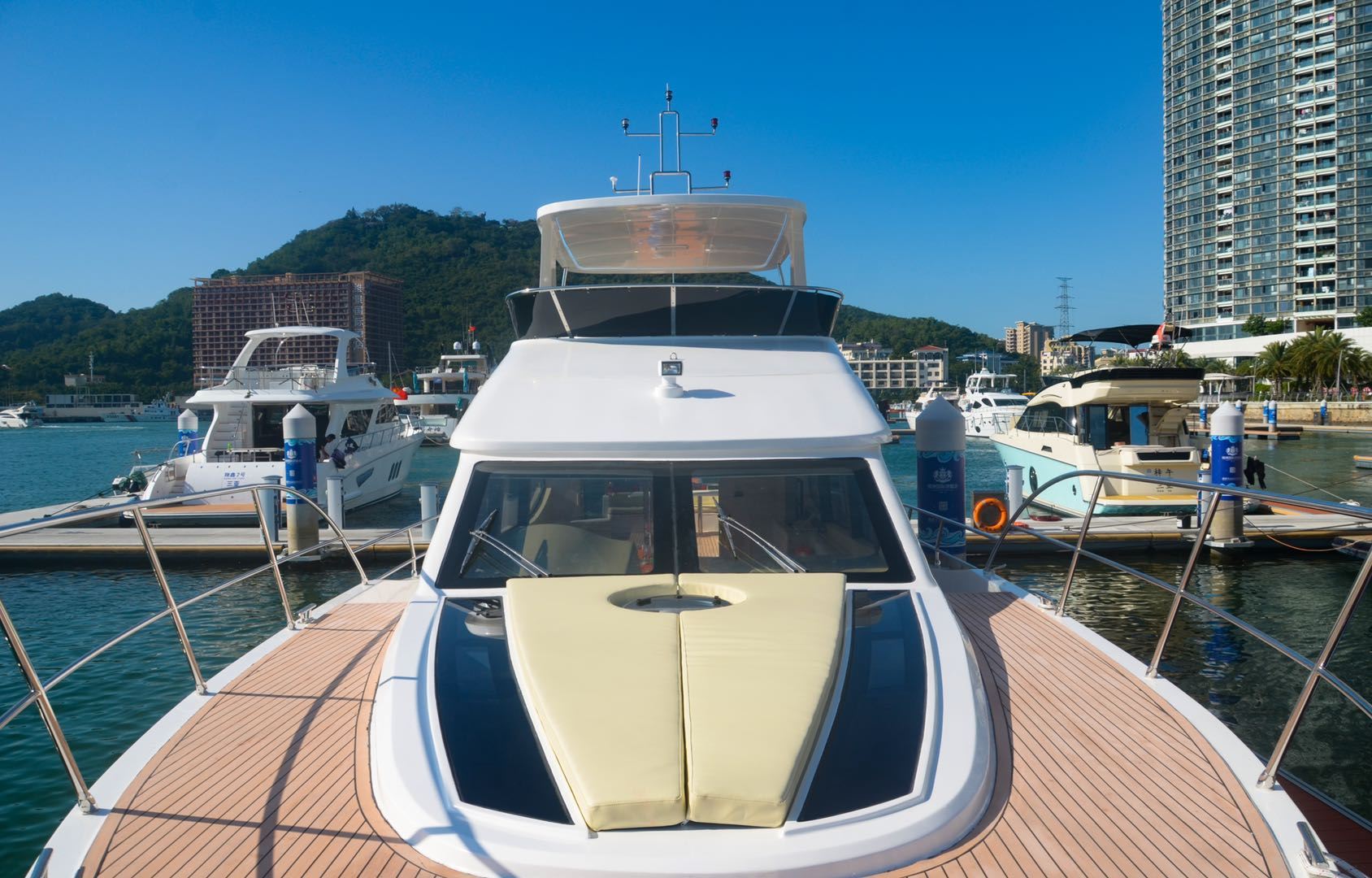 Pelayaran Mewah dengan Kapal Layar di Pulau Phoenix selama 3 Jam + Memancing di Laut + Pengalaman Motoski + Buah-buahan, Minuman & Air Mineral