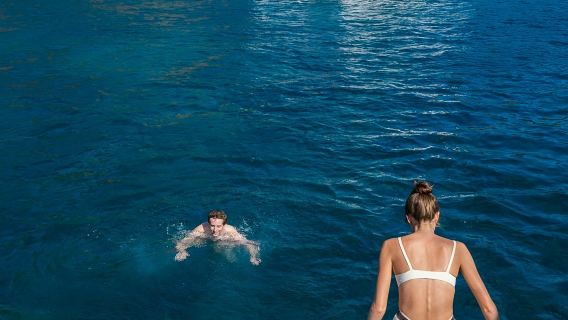 Santorini: Pelayaran Katamaran Pribadi + Transportasi Pulang Pergi