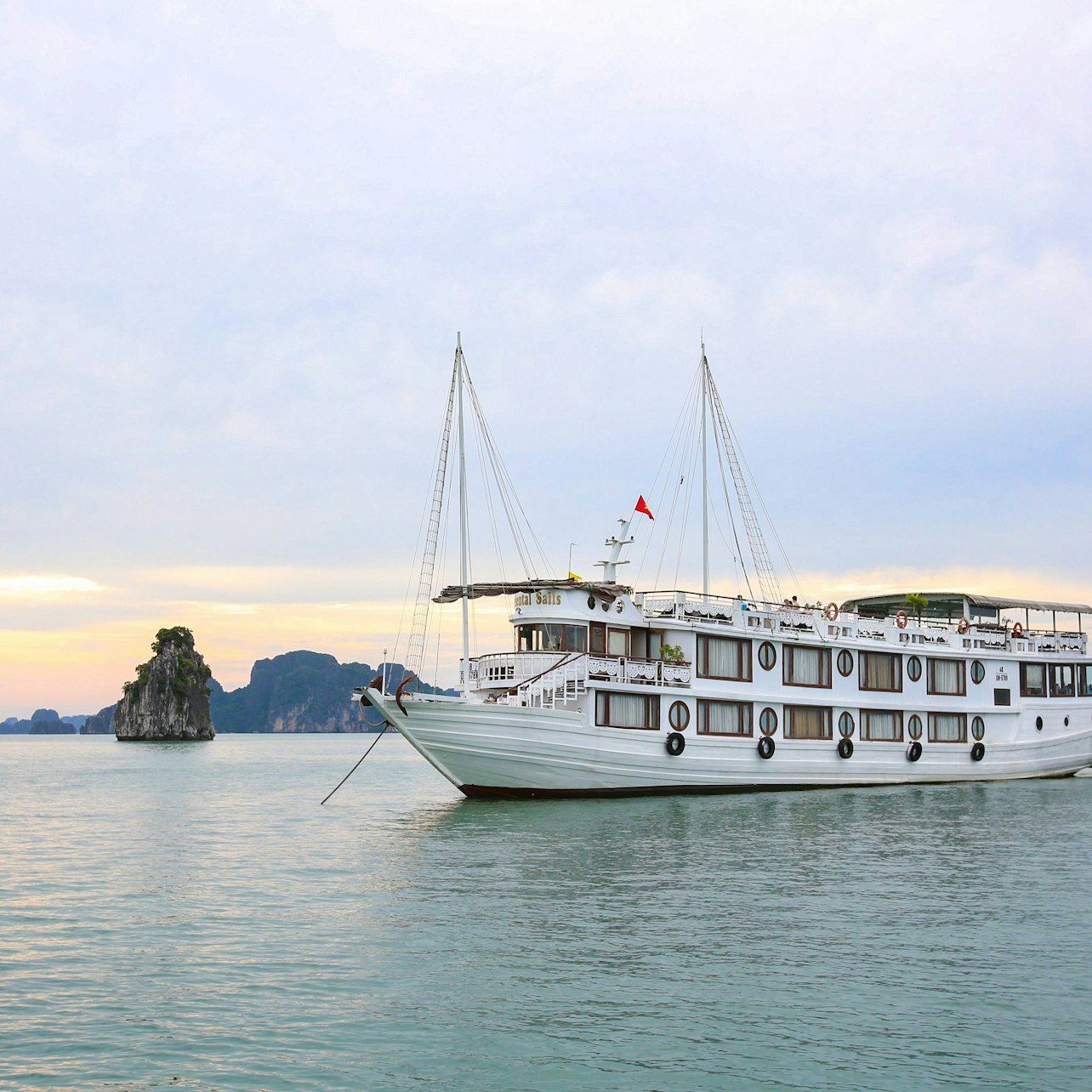 Baie d'Ha Long : Croisière en bateau de 2 jours et 1 nuit + Repas + Sung Sot et Ti Top + Transfert en option