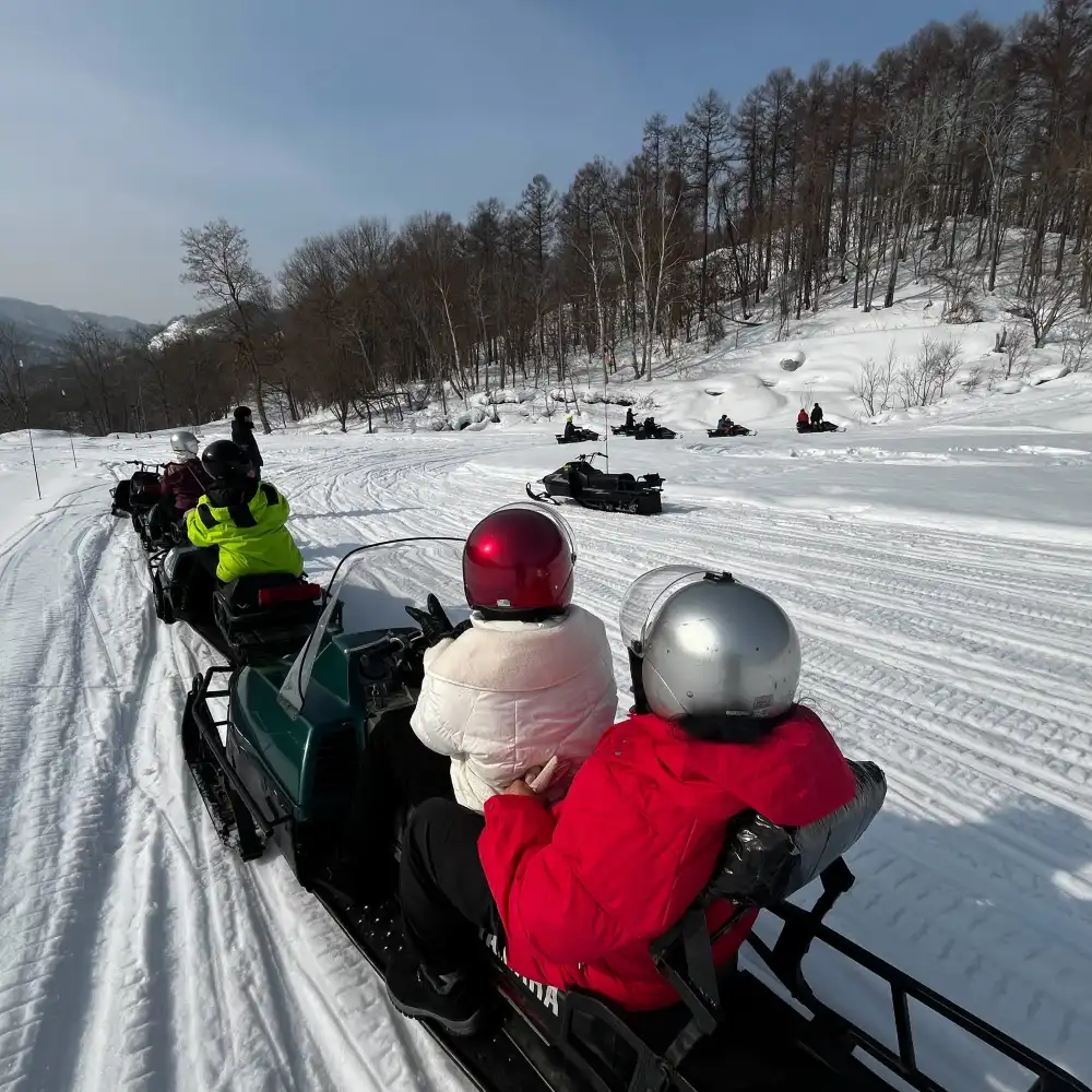 北海道札幌でのスノーモービル体験（無料送迎・英語/日本語サービス