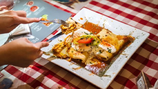 Budapest Food Tour: Vom Markt zur Taverne mit 14+ Kostproben & Weinen