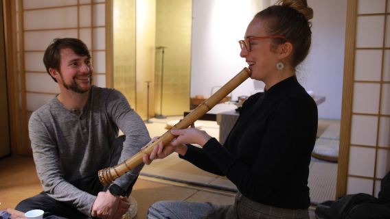 Sussurri del Tao: Meditazione Privata con Flauto Xiao e Tè in una Teteria Classica