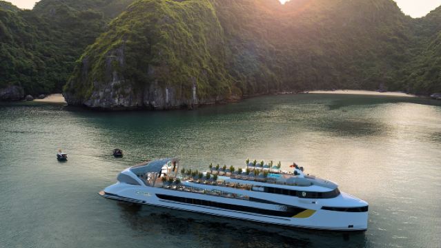 Tour giornaliero di lusso a 6 stelle più grande nella Baia di Halong da Hanoi con piscina e pranzo buffet