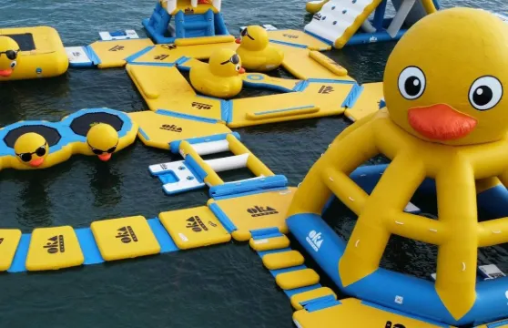 薩洛:充氣水上樂園體驗