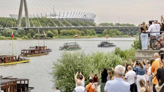 Sightseeing cruise along the River Vistula in Warsaw