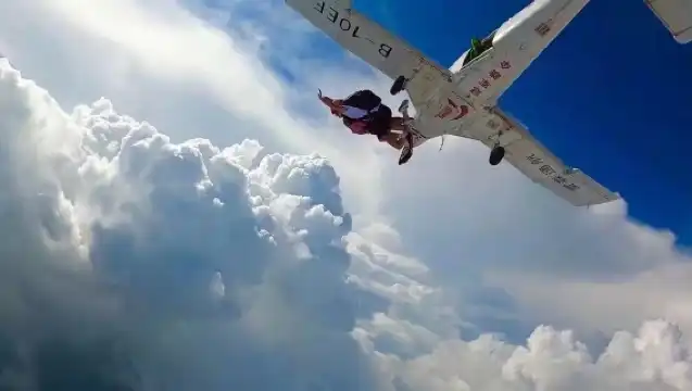 廣東鷹飛羅定陽江湖北荊門愛飛客海南三亞儋州雲南彌勒成都北京單人跳傘考證A證B證USPA跳傘執照培訓