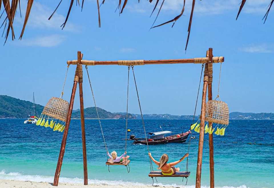 Отдых у бирюзовой воды на Coral Island