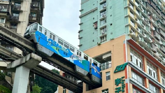 重慶の「雲端の目」高空展望台＋羅中立美術館＋李子垻駅ワンデーツアー（日本語・英語サービス対応）