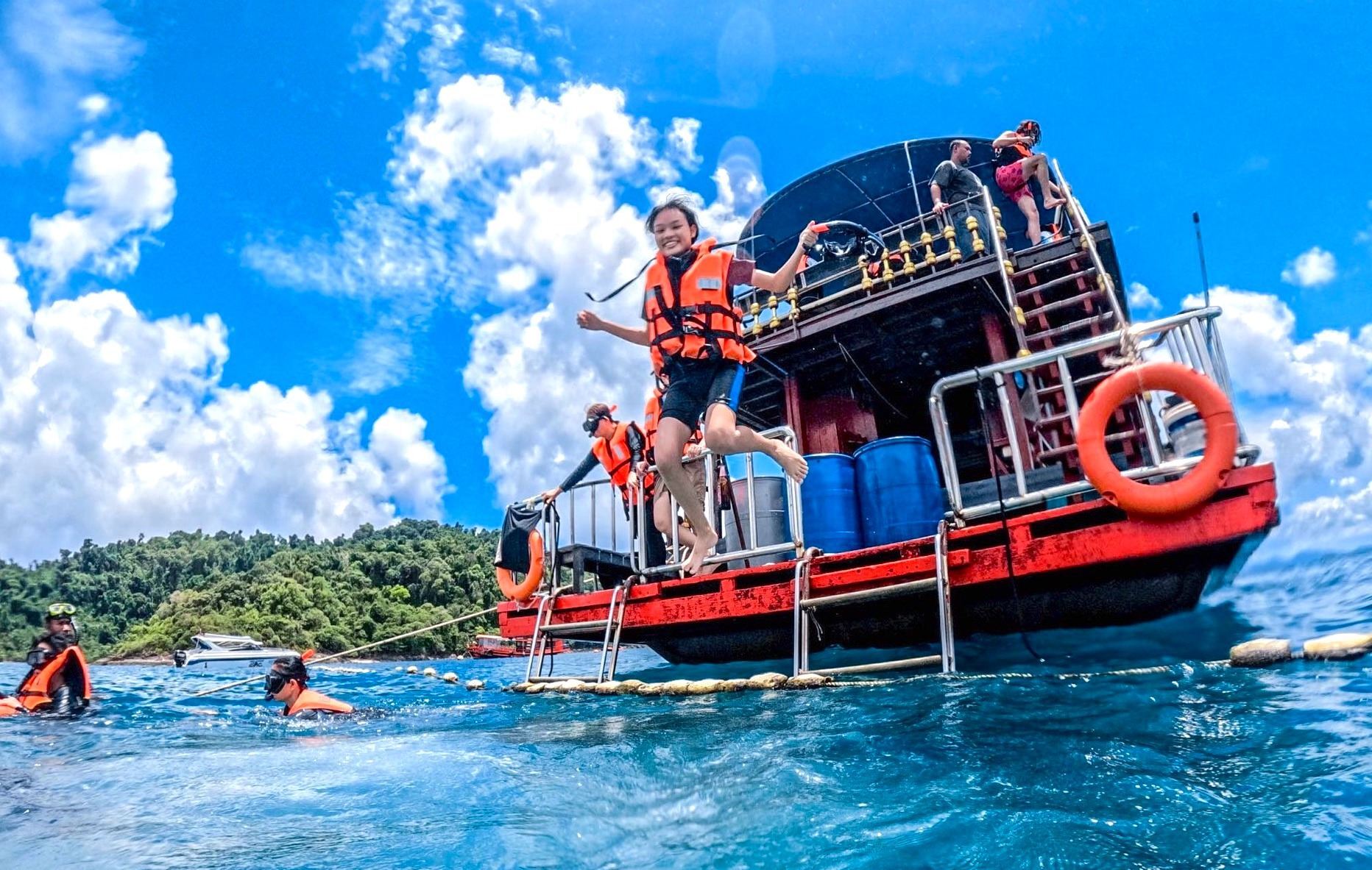 Desde Ko Chang: Tour de snorkel y playa por 3 islas en barco grande