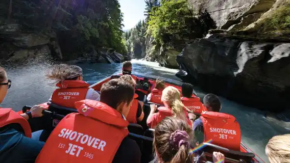 Queenstown Shotover Jet speedboating/shark speedboating [optional round-trip shuttle]