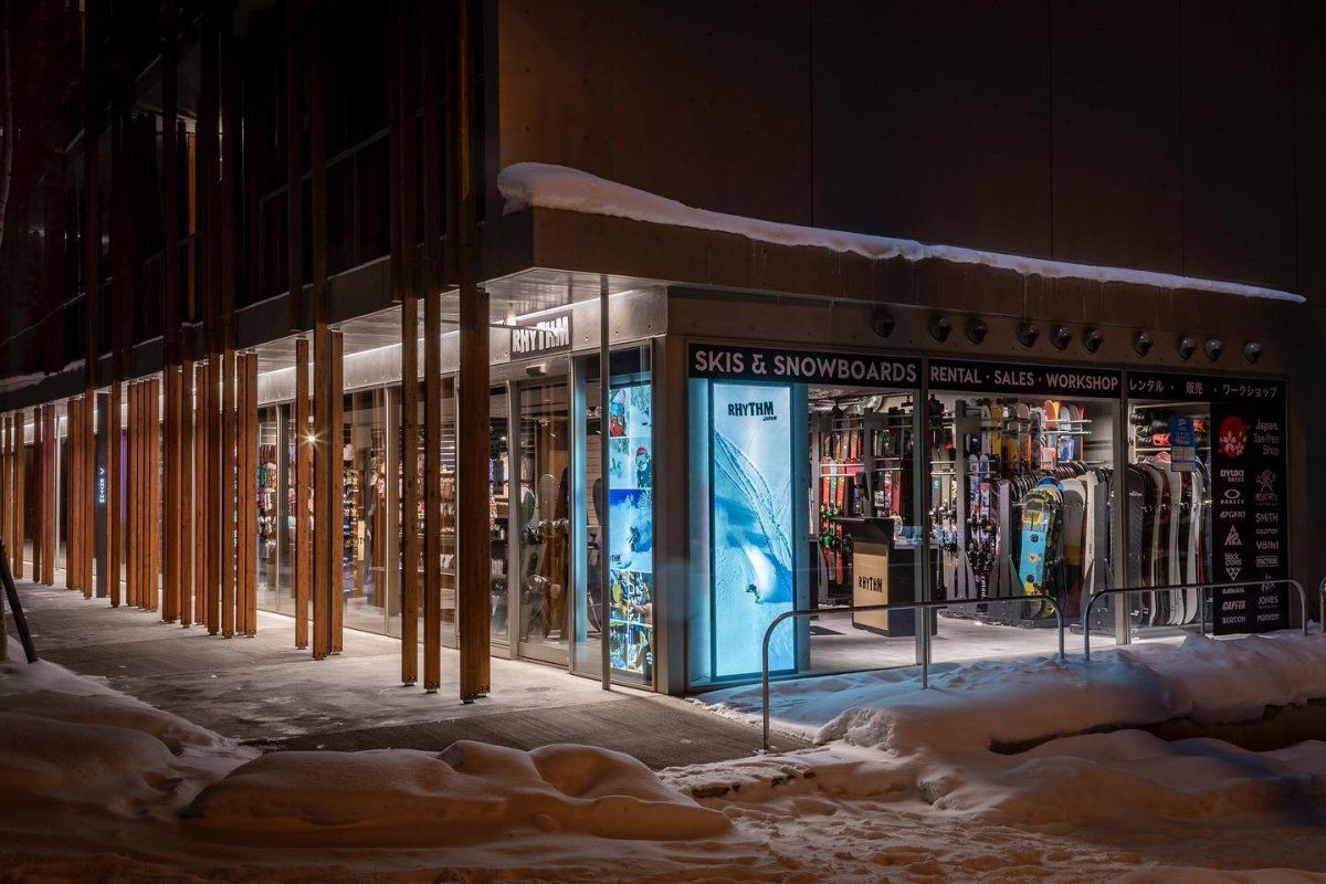 RHYTHM FURANO Premium Skibekleidung & Ski- und Snowboardausrüstung Verleih | Skifahren in Hokkaido, Japan | Exklusiver Ausrüstungsladen
