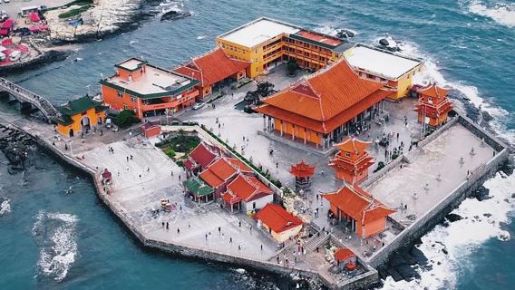 private tour with car and guide from Quanzhou: [Wulin Ancient Village + Luojia Temple + Golden Coast + Xiaoweihai]