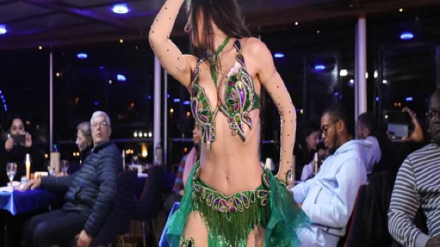 อิสตันบูล: ทัวร์เรืออาหารเย็นชมวิวพร้อมการแสดงโฟล์คซองและการเต้นระบำหน้าท้อง