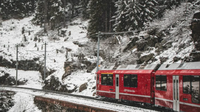 Tour di un giorno da Milano: viaggio in treno Bernina attraverso le Alpi svizzere + Saint Moritz
