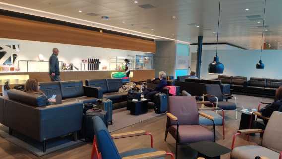 Kupon na korzystanie z salonu VIP w Porcie lotniczym Zurych-Kloten (ZRH) w Szwajcarii (salon VIP + odpoczynek podczas przesiadki + prysznic + bufet)