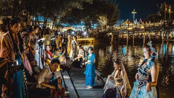 西雙版納雲南西雙版納景洪市告莊夜市旅拍【上千套傣裝可選 |專業攝影 |個性化定製】