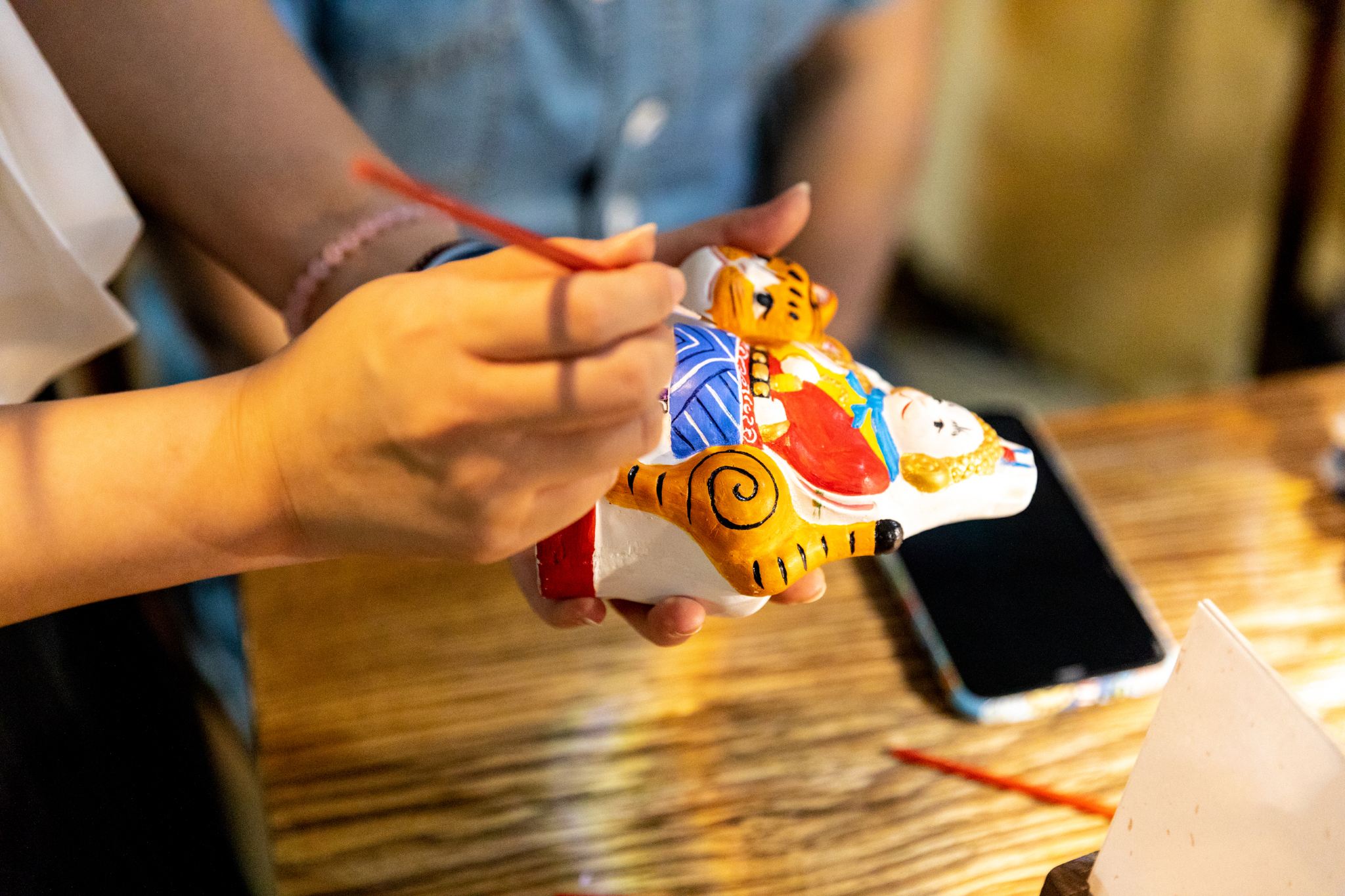 Esperienza la pittura tradizionale del Coniglio di Pechino e la sua eredità culturale, assaporando gli spaghetti alla salsa di soia fatti in casa dall'ospite (halal) - Momento condiviso con Eatwith