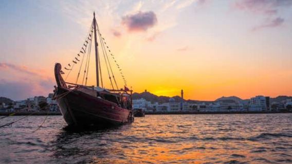 Muscat: tour in semi-sottomarino con snorkeling e crociera