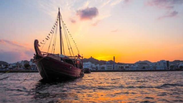 Mascate: crucero tradicional omaní en dhow al atardecer