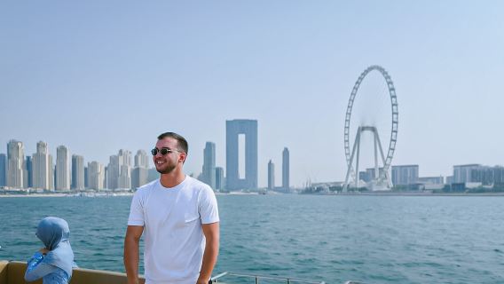 Dubai: Luxus-Sunset-Yacht-Tour mit Snacks und Getränken