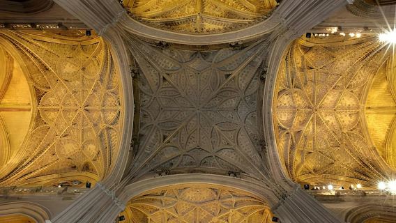Catedral de Sevilla: Entrada sin colas + Visita guiada nocturna + Espectáculo de luces